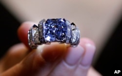 Seorang model memperlihatkan cincin 'The Sky Blue Diamond' di rumah lelang Sotheby's di London, Selasa, 11 Oktober 2016. (Foto: AP)