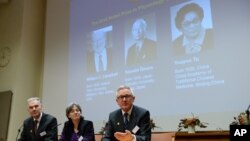 Anggota Komite Institut Nobel Karolinska dari kiri: Jan Andersson, Juleen Zierath dan Hans Forssberg, mengumumkan peraih anugerah Nobel kedokteran 2015 di Stockholm (5/10). Peraih tahun ini (nampak pada layar): William Campbell (Irlandia) dan Satoshi Omura (Jepang) dan Tu Youyou (China).