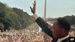 El reverendo Martin Luther King Jr. saludando a la multitud en el histórico acto del 28 de agosto de 1963.