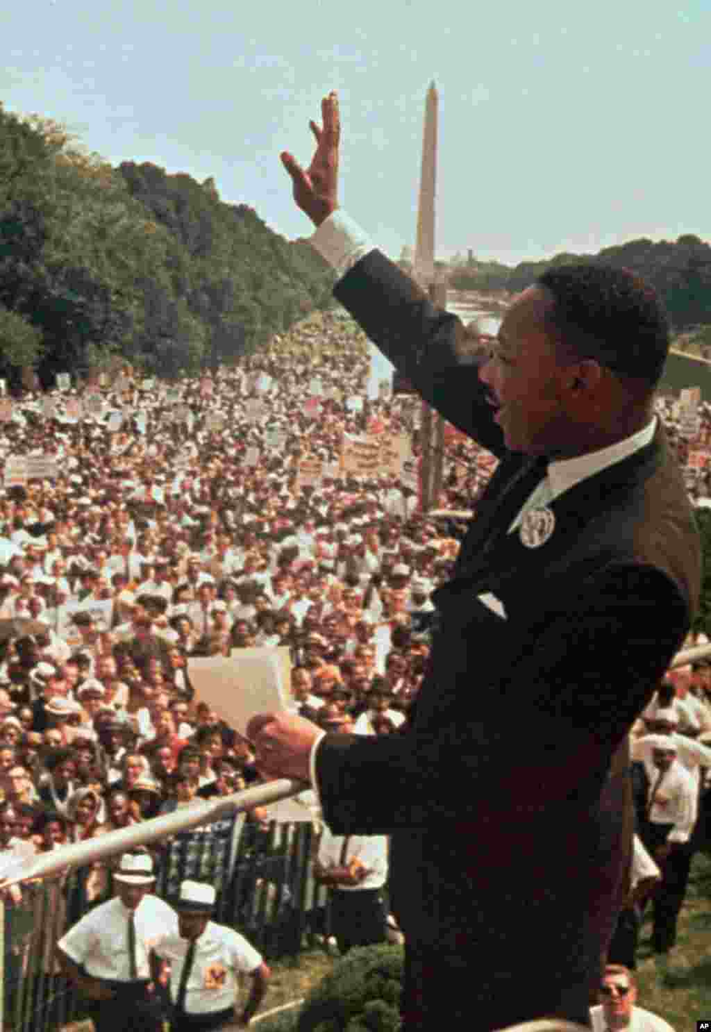 Martin Luther King, Jr. menyapa kerumunan orang di Lincoln Memorial ketika menyampaikan pidatonya yang terkenal &quot;I Have a Dream&quot; saat sebuah pawai di Washington, 28 Agustus 1963.