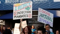 Protivnici vakcinacije protestuju ispred Madison Square Gardena u New Yorku pred koncert benda Foo Fighters. Za ulazak na koncert je bila potrebna potvrda o vakcinaciji.