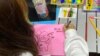 有香港市民在旺角街站画心意卡给12港人，寄语他们加油、永不放弃。 (2020年11月30日晚）(美国之音特约记者汤惠芸摄)