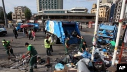 Abakozi bo mu gisagara ca Istambul bariko bakura umucafu mu kibanza ca Taksim Square