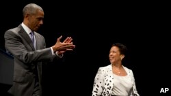 El presidente Obama aplaude a la secretaria de Justicia, Loretta Lynch, a su llegada a la ceremonia de su investidura, este miércoles, 17 de junio de 2015, en el teatro Warner, en Washington.