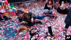 Orang-orang melemparkan konfeti setelah merayakan tahun baru di Times Square, Minggu, 1 Januari 2017, di New York.