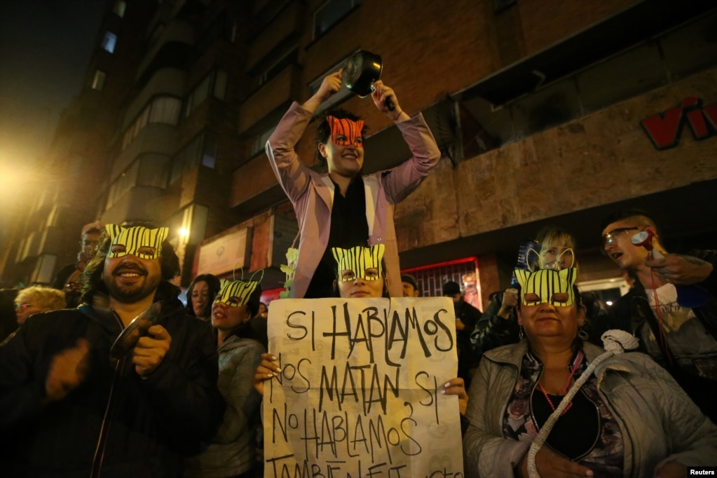 Manifestantes protestan en el Parque Hippies, mientras continúa una huelga nacional en Bogotá, Colombia, el 23 de noviembre de 2019. REUTERS / Luisa González.