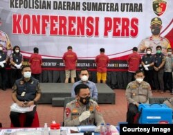 Kapolda Sumut, Irjen Pol RZ Panca Putra saat memberikan konferensi pers di Medan hari Jumat (21/5) sore. Ke-4 tersangka jual-beli vaksin tampak berada di belakang (courtesy: Polda Sumut).