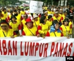 Para warga Sidoarjo yang menjadi korban semburan lumpur melakukan unjuk rasa menuntut ganti rugi (foto: dok.).