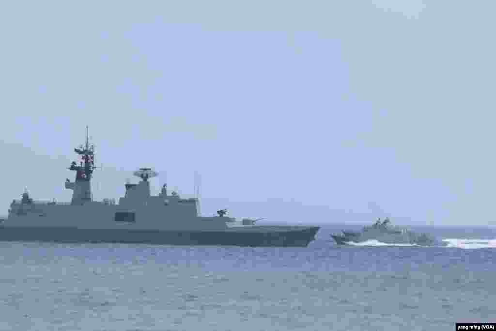台湾总统蔡英文在海军苏澳基地视察台湾海军。（美国之音杨明拍摄）