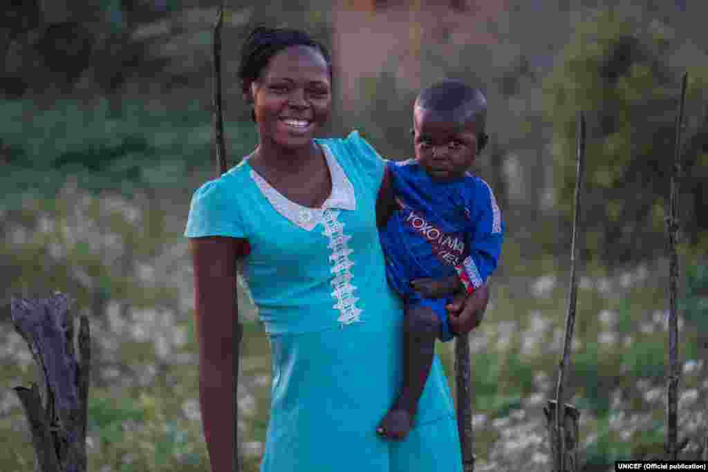 Belvia, 14 anos, com o seu filho de 2 anos, Romio, no campo de MINUSCA em Kago Bandoro, República Centro-Africana. 5 Nov 2017. "Talvez me case um dia, mas não agora. Sou muito jovem para me casar" 