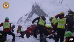Đội cứu trợ tìm kiếm nạn nhân sống sót trong vụ lở tuyết tại khách sạn Rigopiano, Ý, ngày 21/01/2017.