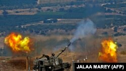Artileri swagerak Israel, Howitzer, menembak ke arah Lebanon dari posisinya di dekat kota Kiryat Shmona, Israel utara, menyusul tembakan roket dari sisi perbatasan Lebanon, 6 Agustus 2021. (Foto: JALAA MAREY / AFP)
