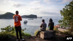 Des habitants regardent le lac Kivu, à Goma, le 17 novembre 2016.