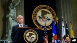 Bộ trưởng Tư pháp Jeff Sessions đọc diễn văn tại hội nghị thượng đỉnh về Tự do Tôn giáo tổ chức tại Bộ Tư pháp ngày 30/7/2018. 