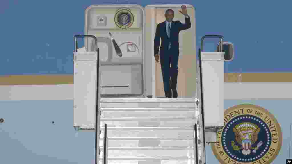 Le président américain Barack Obama descend d'Air Force One à l'aéroport international de Chubu Centrair pour le G7 de Tokoname, au Japon, le 25 mai 2016.