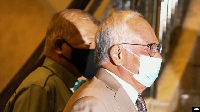 Malaysia former prime minister Najib Razak, right, arrives at the court of appeal in Putrajaya on April 5, 2021.