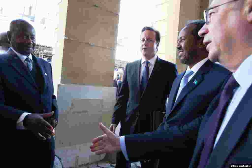 Rais wa Uganda Yoweri Museveni, akikaribishwa na Rais wa Somalia Hassan Sheikh Mahamud na Waziri Mkuu wa Uingereza David caemroon mjini London. 