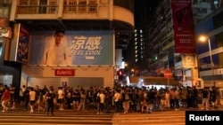 香港民众在街头排队购买最后一期的苹果日报。（2021年6月24日）
