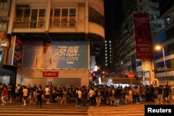 香港民眾在街頭排隊購買最後一期的蘋果日報。（2021年6月24日）