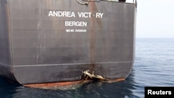 Tàu Andrea Victory bị gây hư hại ở ngoài khơi Cảng Fujairah, Liên hiệp các Tiểu Vương quốc Ả Rập, ngày 13/5/2019. 