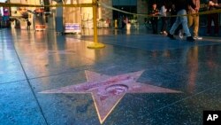 Bintang bertuliskan nama Donald Trump di Hollywood Walk of Fame yang dirusak seseorang (26/10). (AP/Richard Vogel)