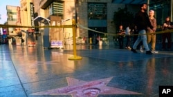 电视节目《名人学徒》的制作人川普在2007年获得好莱坞星光大道上的一颗星，但是在2016年10月26日被人砸坏了。