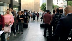 Para imigran yang menunggu sidang deportasi antre di luar gedung pengadilan imigrasi di Los Angeles, 19 Juni 2018.