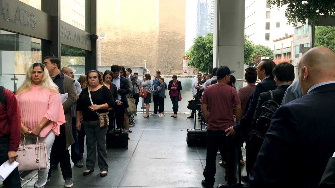 Para imigran tanpa dokumen antre menunggu sidang proses deportasi di pengadilan Los Angeles, AS (foto: dok).