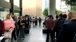 Para imigran tanpa dokumen antre menunggu sidang proses deportasi di pengadilan Los Angeles, AS (foto: dok).