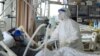 Zdravstveni radnik brine o pacijentu obolelom od Kovida 19, u bolnici u Novom Pazaru, Srbija, 15. marta 2021. (Foto: Rojters, Zorana Jevtić)