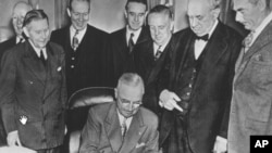 杜鲁门总统签署欧洲复兴法案