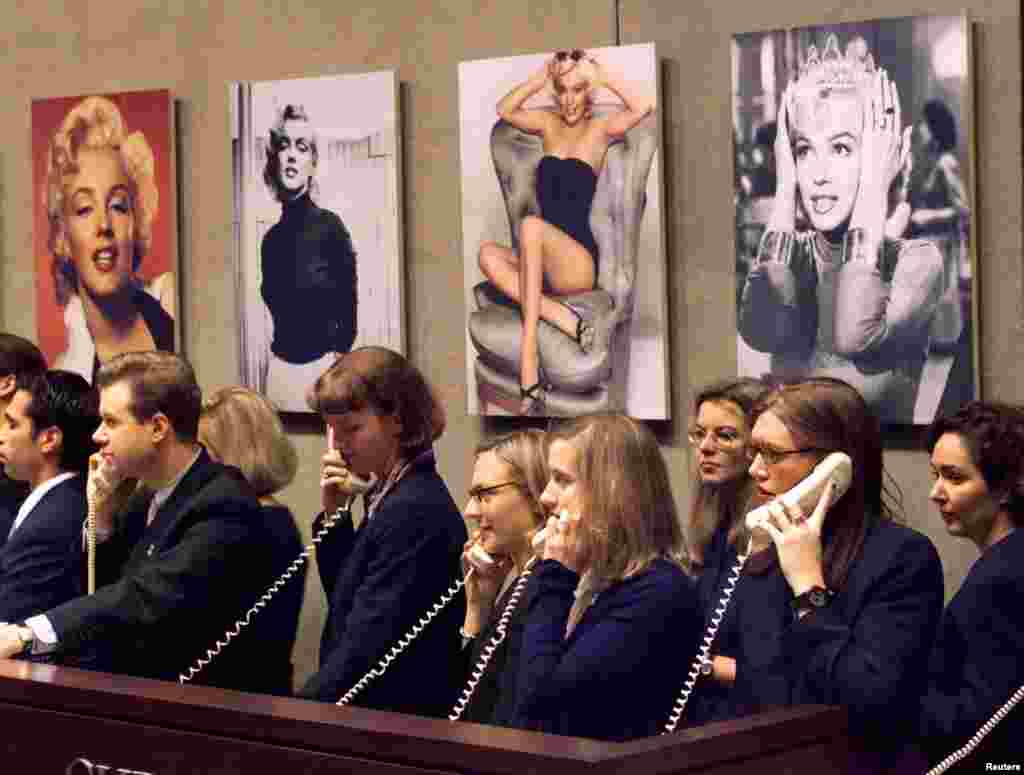 Primanje telefonskih ponuda u aukcijskoj kući Christie's u vrijeme dražbe predmeta koji su pripadali Marilyn Monroe, u New Yorku, 27. oktobra 1999.