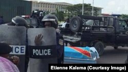 Le cercueil de Rossy Mukendi entouré par les éléments de la police à Kinshasa, RDC, 19 mai 2018. (Facebook/Etienne Kalema)