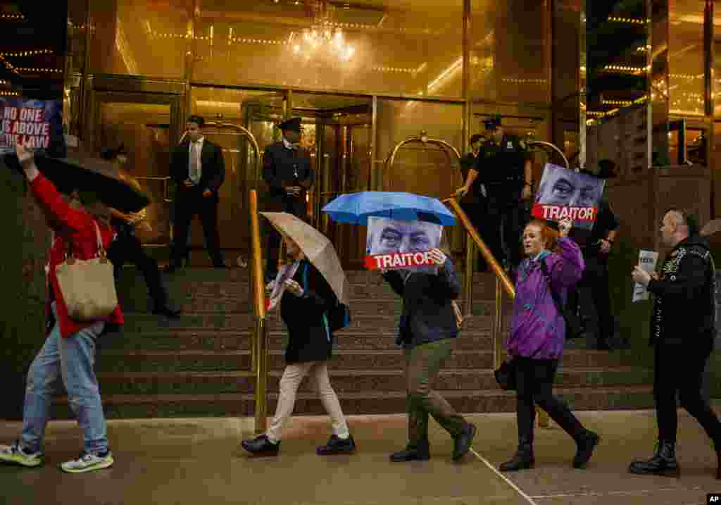 제 73회에 유엔총회가 열리고 있는 뉴욕에서 시위자들이 도널드 트럼프 미국 대통령의 정책을 반대하는 시위를 열고 있다.
