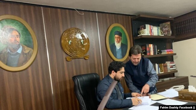 فهیم دشتی فعال رسانه یی از افراد نزدیک به احمد شاه مسعود، فرمانده فقید ضد طالبان، و همکار نزدیک به احمد مسعود،‌ رهبر مقاومت ملی مردم افغانستان،‌به شمار میرفت
