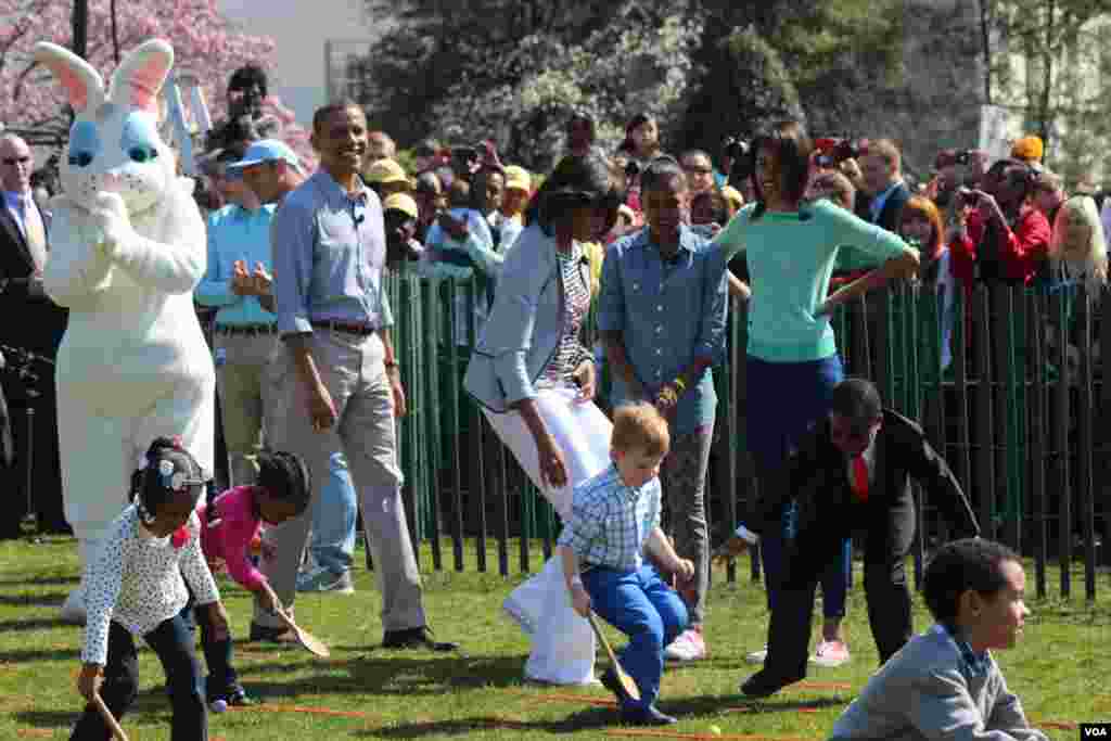 La familia Obama junto al conejo de pascua recibieron a miles de ni&ntilde;os. 