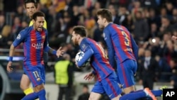 Lionel Messi , au centre, court, balle en main, en compagnie de ses co-équipiers Neymar, à gauche, et Gerard Piqué, après son but sur penalty à Paris, le 8 mars 2017.