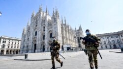 Soldados patrullan la plaza desierta frente al Duomo de Milán.Italia, la primera democracia occidental afectada por el virus, podría dar el ejemplo de cómo levantar las restricciones más duras a la libertad individual que se hayan impuesto en tiempos de paz.