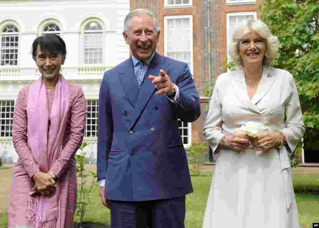 Aung San Suu Kyi bertemu dengan Pangeran Charles dan Duchess of Cornwall, Camilla, di taman Gedung Clarence, London, Kamis (21/6).