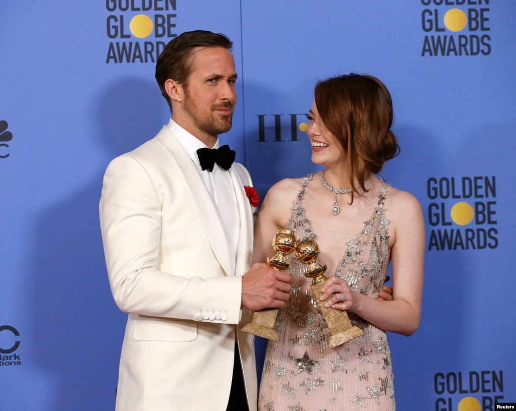 Ryan Gosling y Emma Stone posan con sus premios a la Mejor Interpretación de Actor en una Película - Musical o Comedia y Mejor Interpretación de Actriz en una Película - Musical o Comedia por su papel en "La La Land" durante la 74 &deg; Edición anual Golden Globe Awards en Beverly Hills, California, 8 de enero de 2017.