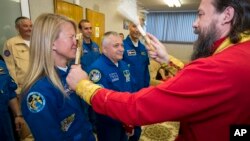 Bendición de karen Nyberg, astronauta de la NASA. La Agencia espacial quiere más astronautas mujeres.