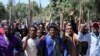 Des jeunes oromo scandent des slogans lors d'une manifestation devant la maison de Jawar Mohammed, un activiste oromo et leader de la manifestation oromo à Addis-Abeba, Éthiopie, le 24 octobre 2019. REUTERS / Tiksa Negeri - RC15817A0F90