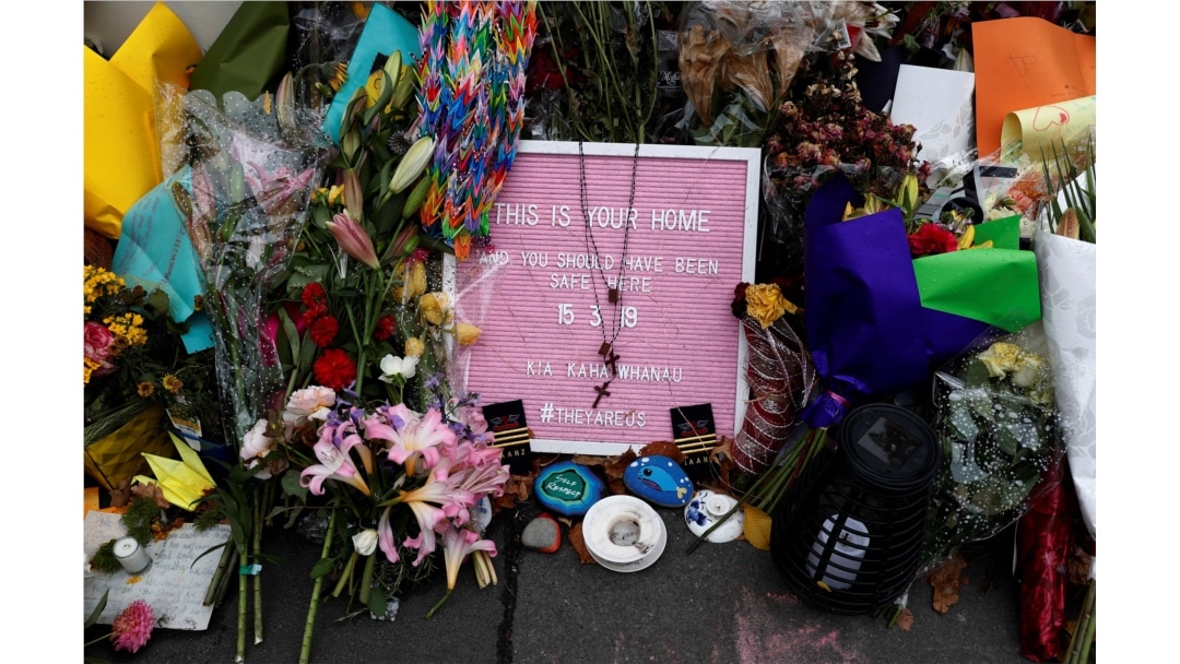 Bunga terlihat di luar masjid Al Noor di mana lebih dari 40 orang dibunuh oleh seorang kulit putih pada shalat Jumat pada 15 Maret, di Christchurch, Selandia Baru, 27 Maret 2019. (Foto: Reuters)