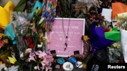 Des fleurs déposées devant la mosquée Al Noor en hommage aux 40 personnes tuées par un suprématiste blanc pendant les prières du vendredi 15 mars à Christchurch en Nouvelle-Zélande le 27 mars 2019.