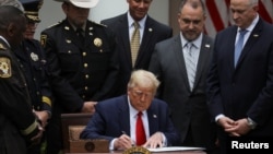 Predsjednik SAD Donald Trump potpisuje uredbu o reformi policije, 16 juni, 2020. 
