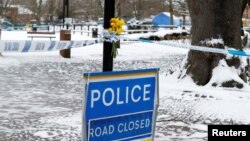 Khu vực phong tỏa của cảnh sát gần chiếc ghế trong công viên ở ở Salisbury, Anh, nơi cựu điệp viên Nga Sergei Skripal và con gái bị trúng độc hôm 19/3. Nga đề xuất có cuộc điều tra chung về các mẫu chất độc lấy tại Salisbury.