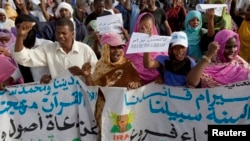 Des manifestants anti-esclavagistes mauritaniens défilent pour réclamer la libération du dirigeant abolitionniste emprisonné Biram Ould Abeid à Nouakchott, 26 mai 2012. 