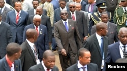 Zimbabwe President Robert Mugabe, center, and fellow regional leaders arrive for 15-nation SADC summit, Maputo, Mozambique, Aug. 17, 2012.