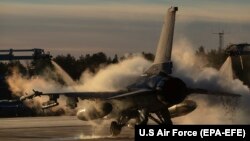 Borbeni avion američkog vazduhoplovstva Falcon F-16 dodeljen 480. ekspedicionoj borbenoj eskadrili tokom priprema za vježbu 'Spoj trozupca' u vazdušnoj bazi Kalaks (Kallax) u Švedskoj, 24. oktobra 2018.