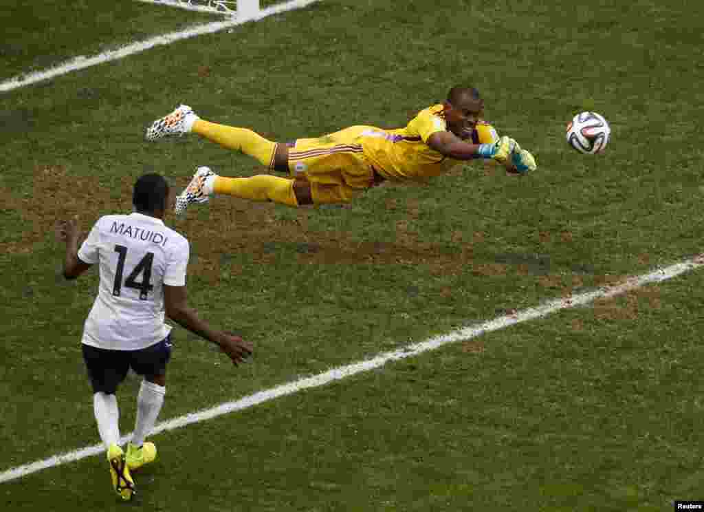 Penjaga gawang Nigeria Vincent Enyeama menepis gol tim Perancis, di stadion nasional di Brasilia, 30 Juni 2014.